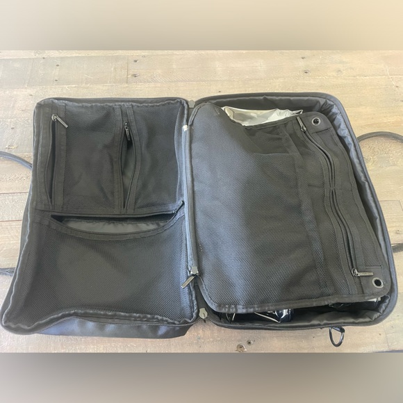 MAC Travel Bag 💕(pre loved) - Picture 4 of 7